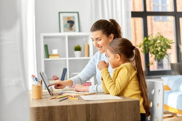 Madre e figlia con tablet pc disegno a casa — Foto Stock