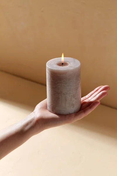 Mão segurando vela aroma ardente na palma — Fotografia de Stock