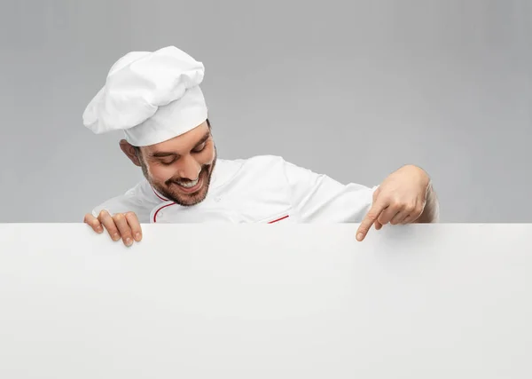Šťastný usměvavý samec kuchař s velkou bílou deskou — Stock fotografie