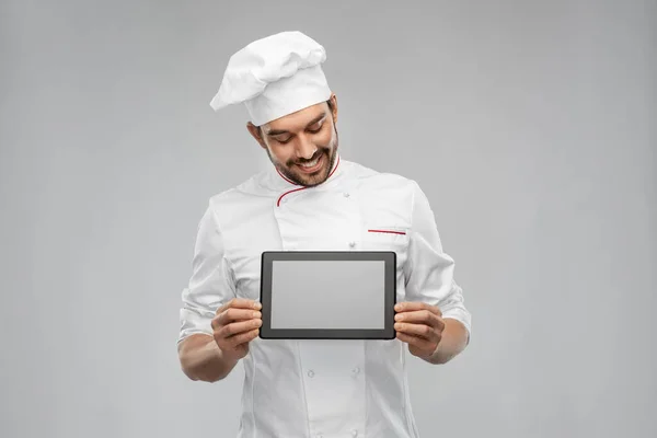 Feliz sorrindo chef masculino mostrando tablet pc computador — Fotografia de Stock