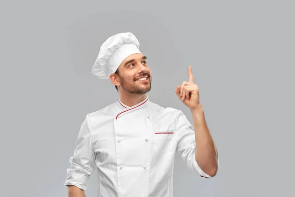 Feliz sorrindo chef masculino apontando dedo para cima — Fotografia de Stock