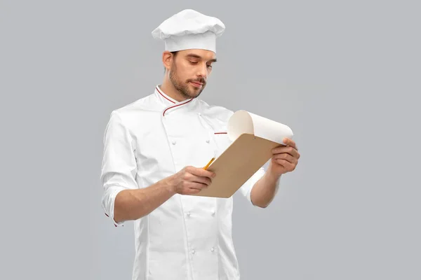 Chef masculino con portapapeles — Foto de Stock