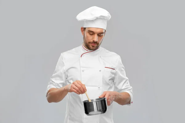 男厨师和平底锅烹调食品 — 图库照片