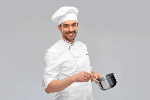 Feliz sorrindo chef masculino com panela cozinhar alimentos — Fotografia de Stock