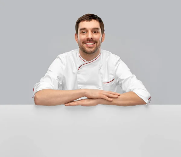 Feliz y sonriente chef masculino con gran pizarra blanca —  Fotos de Stock
