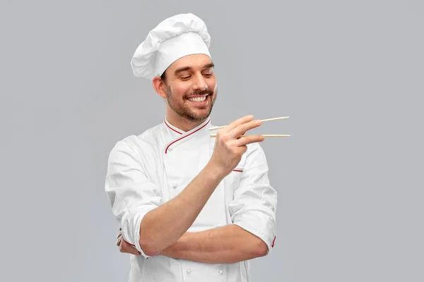 Feliz y sonriente chef masculino con palillos —  Fotos de Stock