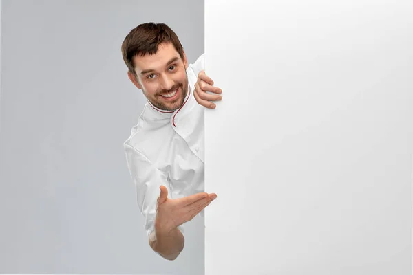 Feliz sorrindo chef masculino com grande placa branca — Fotografia de Stock