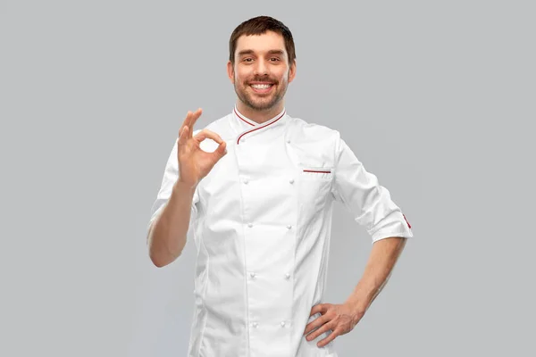 Счастливый улыбающийся мужчина-повар, показывающий знак ладони — стоковое фото