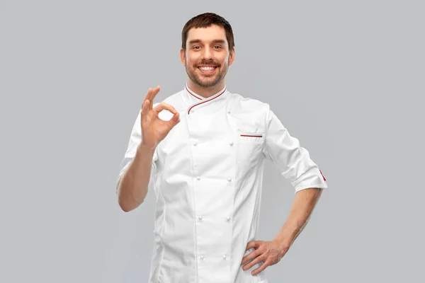 Feliz sonriente macho chef mostrando ok mano signo — Foto de Stock