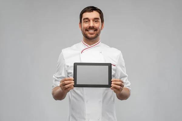 Счастливый улыбчивый мужчина-повар, показывающий настольный компьютер — стоковое фото