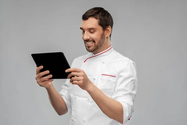 Feliz chef masculino sonriente con la computadora de la tableta PC —  Fotos de Stock