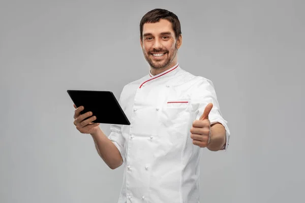 Felice cuoco maschio con tablet pc mostrando pollici in su — Foto Stock