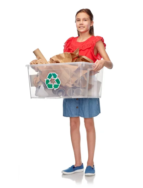 Chica sonriente clasificación de residuos de papel —  Fotos de Stock