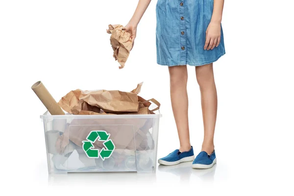 Menina triagem de resíduos de papel — Fotografia de Stock