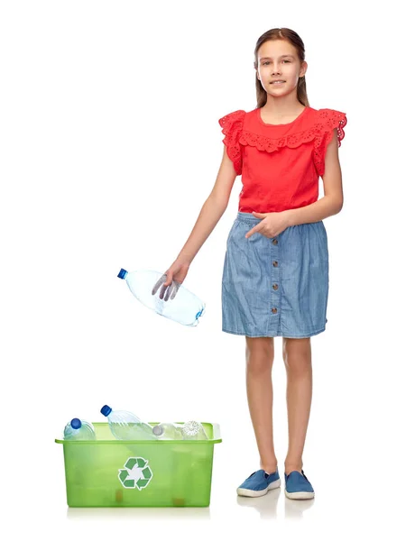 Sorridente ragazza selezionando rifiuti di plastica — Foto Stock
