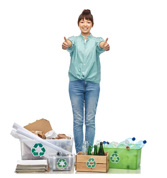 Glückliche Frau sortiert Papier, Metall und Plastikmüll — Stockfoto