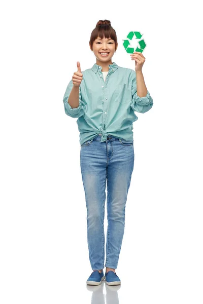 Glimlachende aziatische vrouw met groene recycling teken — Stockfoto