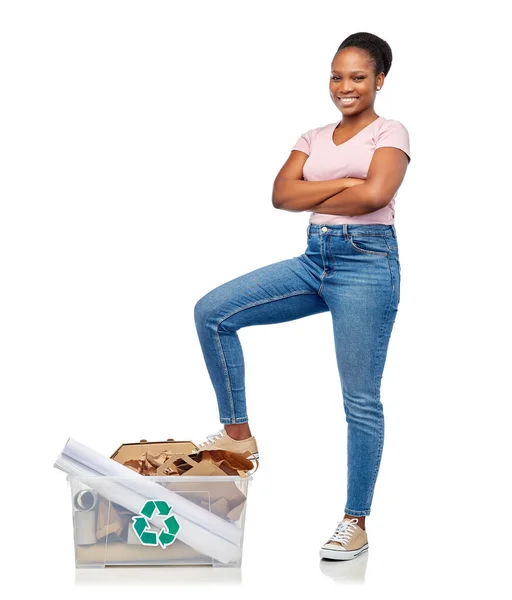Mujer afroamericana feliz clasificación de desperdicios de papel —  Fotos de Stock