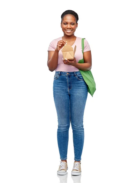 快乐的女人，带着可重复使用的食物袋 — 图库照片