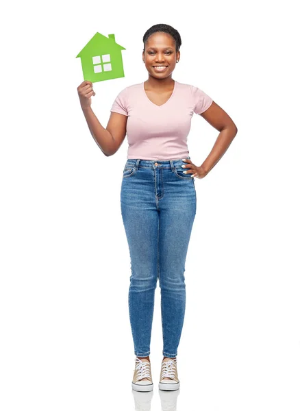 Sorridente donna afro-americana in possesso di casa verde — Foto Stock