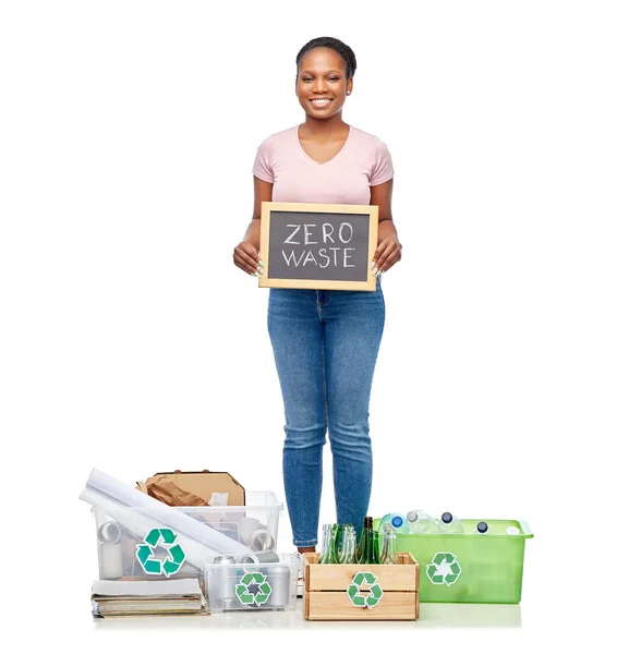 Gelukkig vrouw sorteren papier, metaal en plastic afval — Stockfoto