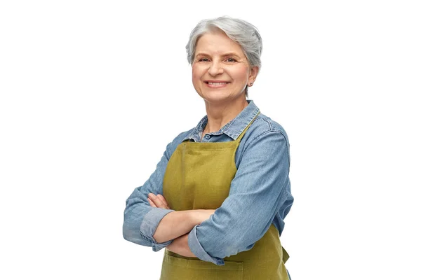 Retrato de mujer mayor sonriente en delantal de jardín — Foto de Stock