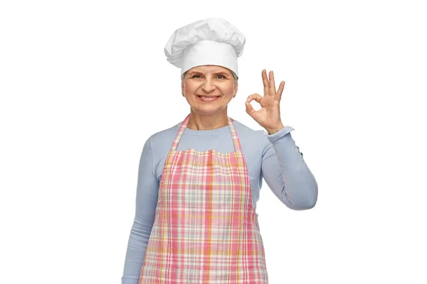 Senior vrouw of chef-kok in toque tonen ok hand teken — Stockfoto
