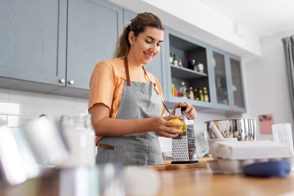 Heureuse jeune femme cuisine la nourriture sur la cuisine à la maison — Photo