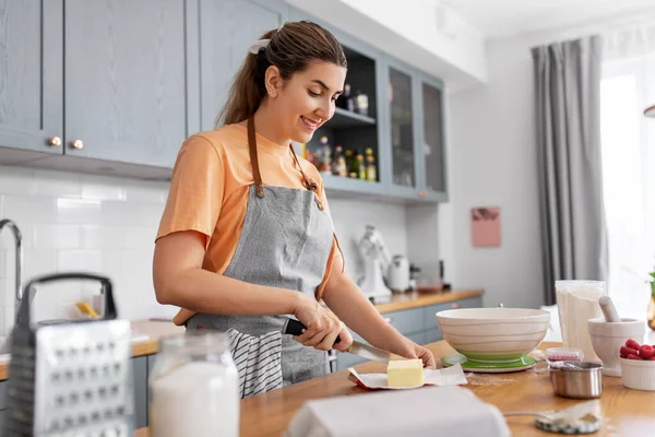 Mujer cocina comida y hornear en la cocina en casa —  Fotos de Stock