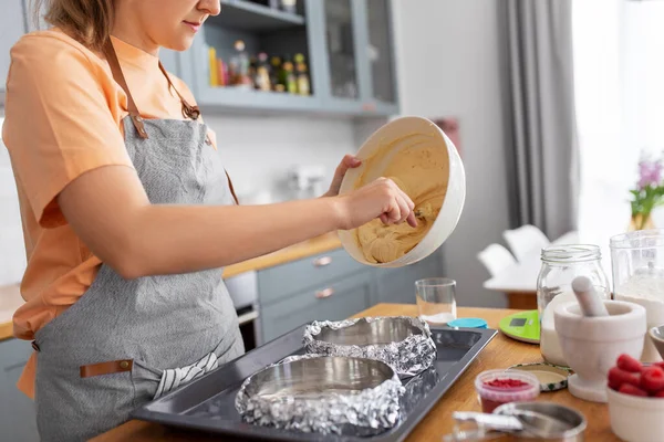 Wanita memasak makanan dan kue di dapur di rumah — Stok Foto