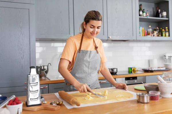 Mujer cocina comida y hornear en la cocina en casa —  Fotos de Stock