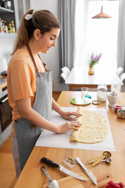 Жінка готує їжу та булочки для випічки на кухні — стокове фото
