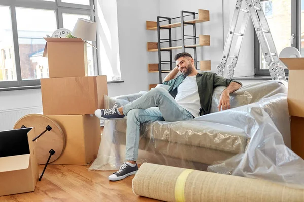 Glücklicher Mann mit Kisten im neuen Zuhause — Stockfoto