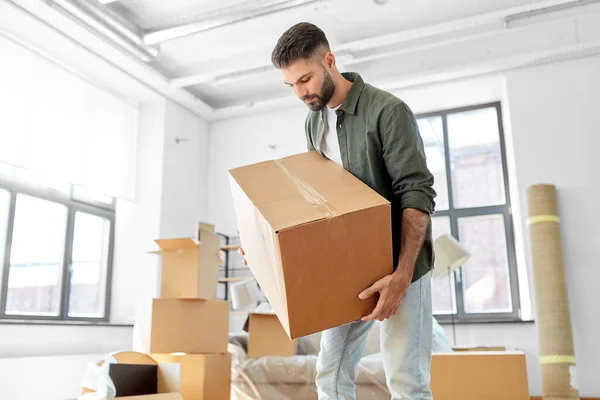 Homme avec des boîtes déménageant dans une nouvelle maison — Photo