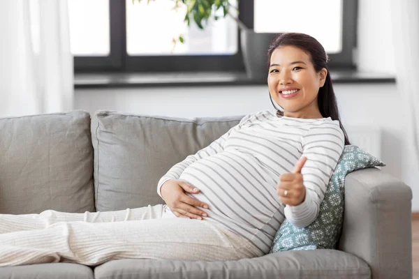 Heureux enceinte asiatique femme montrant pouces vers le haut — Photo