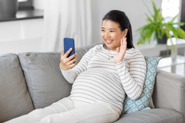 Heureuse femme enceinte ayant un appel vidéo au téléphone — Photo