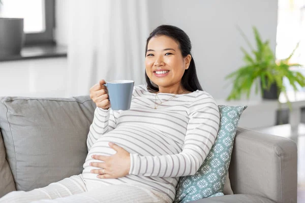 Mulher grávida feliz beber chá em casa — Fotografia de Stock