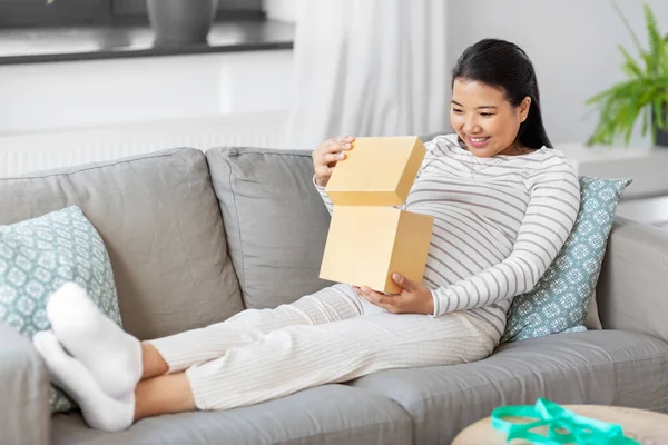 Mutlu hamile kadın evde hediye kutusunu açıyor. — Stok fotoğraf