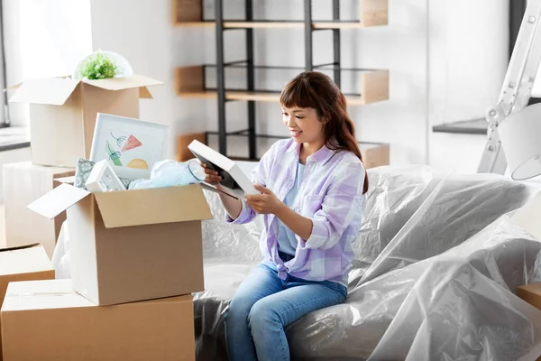 Mujer feliz desempacar cajas y mudarse a un nuevo hogar —  Fotos de Stock