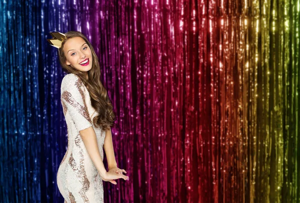 Feliz joven mujer o niña en vestido de fiesta y corona —  Fotos de Stock