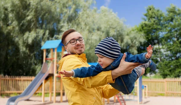 Father with son playing and having fun outdoors — Stock Photo, Image