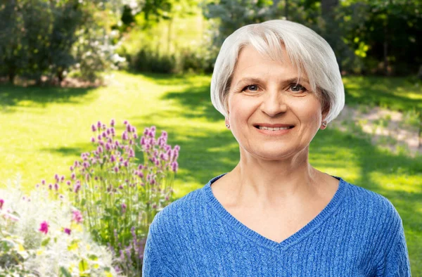 Портрет улыбающейся пожилой женщины в голубом свитере — стоковое фото