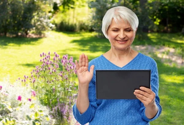 Senior kvinna med videosamtal på surfplatta dator — Stockfoto