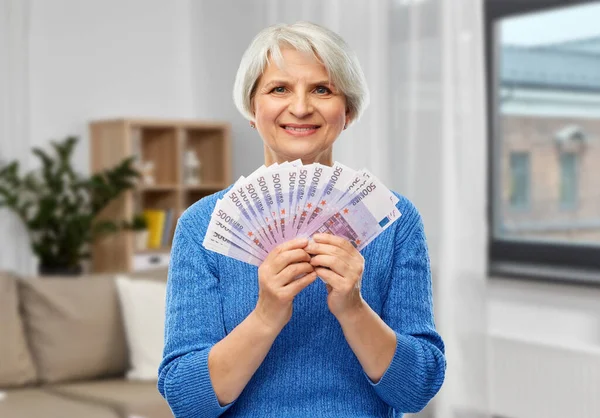 Mujer mayor con cientos de billetes en euros — Foto de Stock