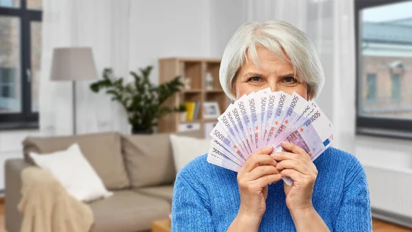 Mujer mayor con cientos de billetes en euros — Foto de Stock