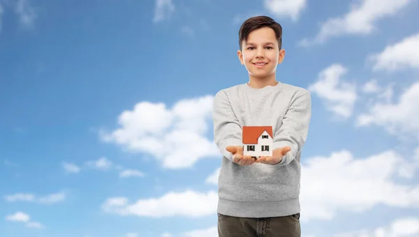 Smiling boy holding house model — Stock Photo, Image