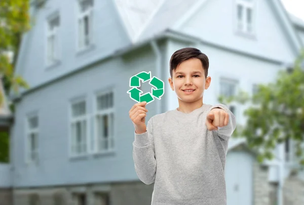 Glücklicher Junge mit Recyclingschild, das auf dich hinweist — Stockfoto