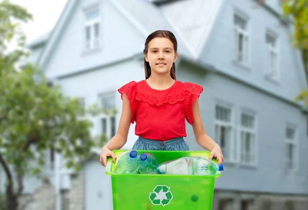 Chica sonriente clasificación de residuos de plástico — Foto de Stock