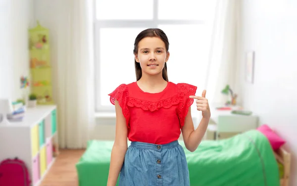 Feliz sonrisa chica apuntando dedo a sí misma — Foto de Stock