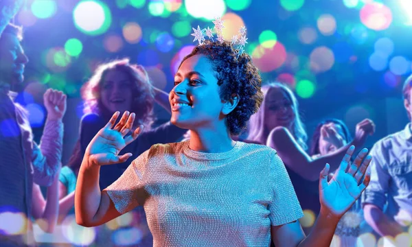 アフリカの女性はナイトクラブでパーティーで踊り — ストック写真